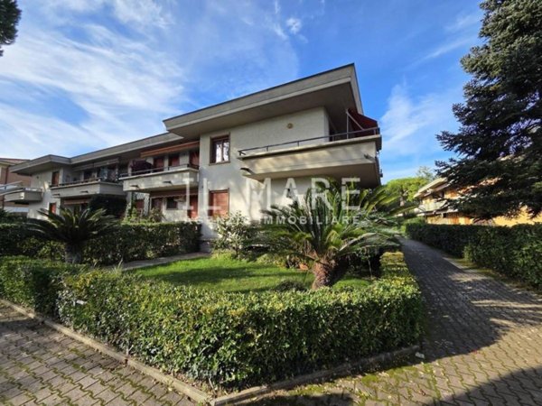 appartamento in vendita a Massa in zona Marina dei Ronchi