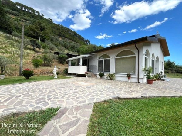 casa indipendente in vendita a Massa in zona Mirteto