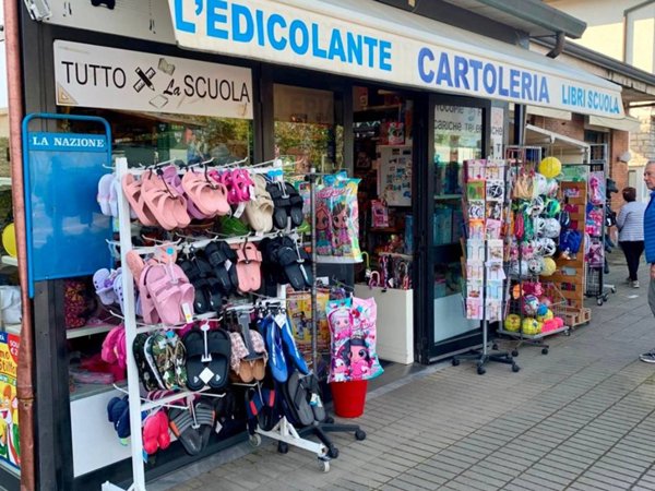 negozio in vendita a Massa in zona Marina di Massa