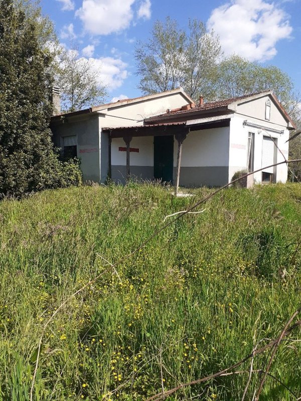 pentavano in vendita a Massa in zona Marina dei Ronchi