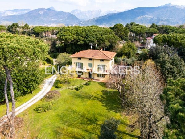casa indipendente in vendita a Massa in zona Marina dei Ronchi