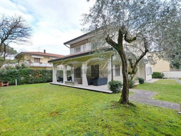 casa indipendente in vendita a Massa in zona Marina dei Ronchi