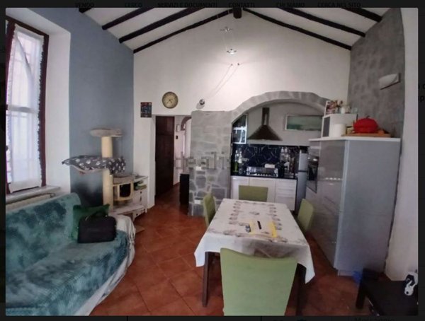 casa indipendente in vendita a Massa