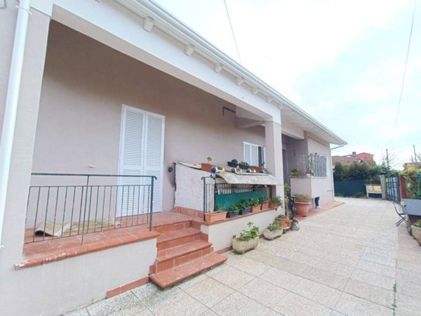 casa indipendente in vendita a Massa in zona Mirteto