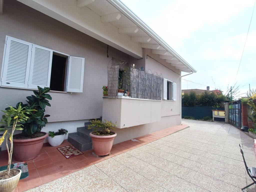 casa indipendente in vendita a Massa in zona Mirteto