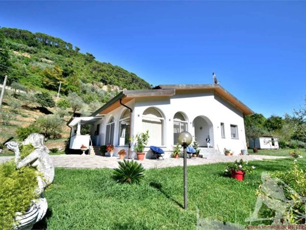 casa indipendente in vendita a Massa in zona Romagnano