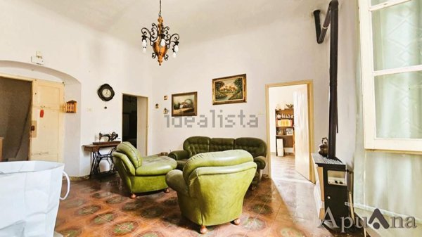 appartamento in vendita a Massa in zona Centro Storico