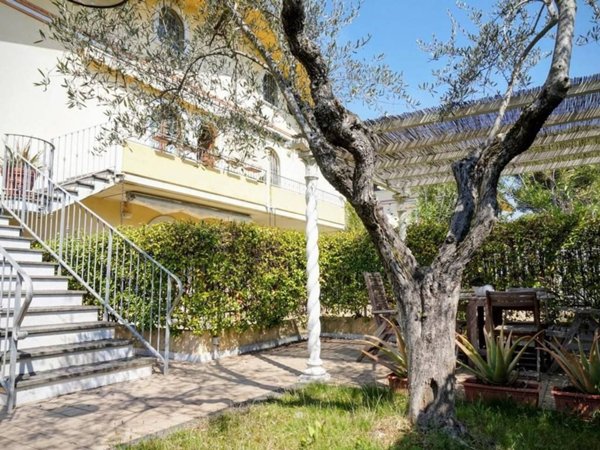 appartamento in vendita a Massa in zona Marina dei Ronchi