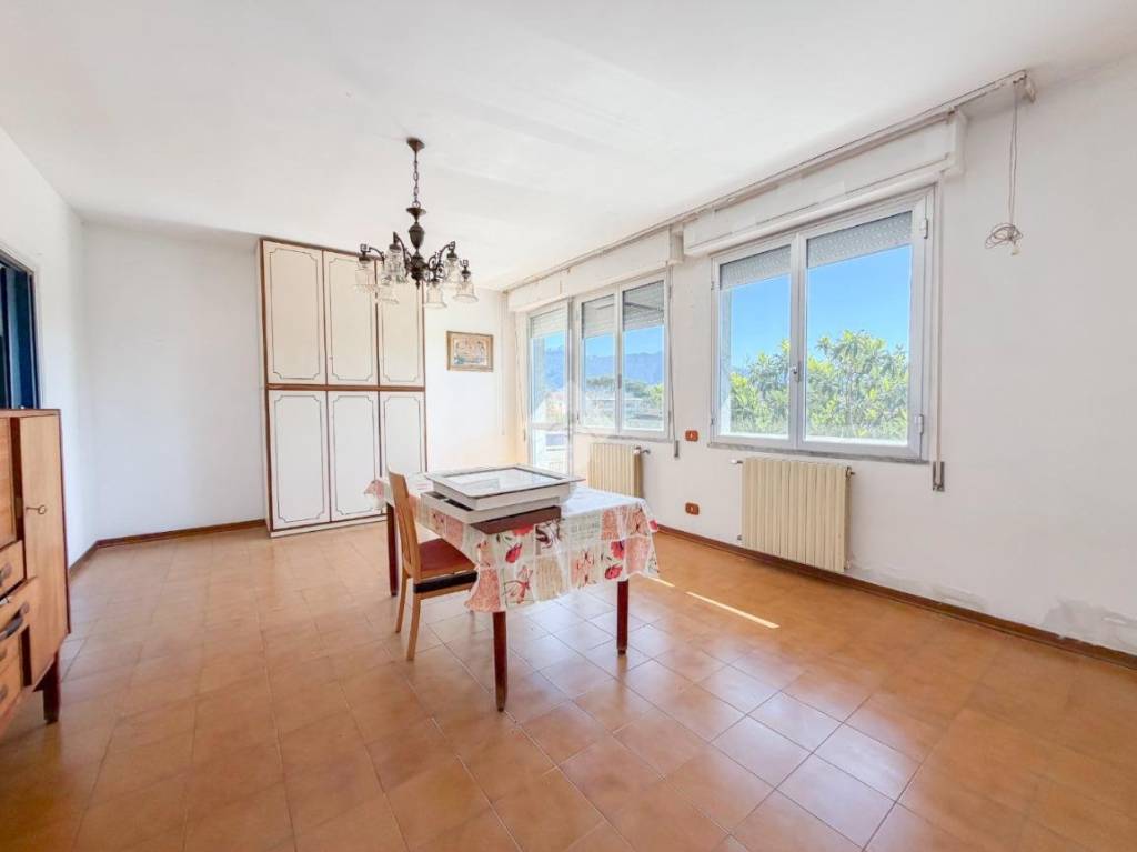 appartamento in vendita a Massa in zona Marina di Massa