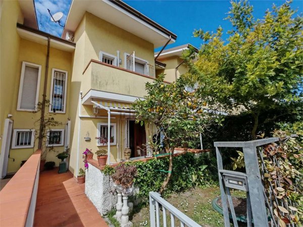 casa indipendente in vendita a Massa in zona Marina dei Ronchi
