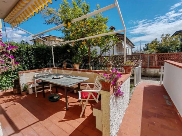 casa indipendente in vendita a Massa in zona Marina di Massa