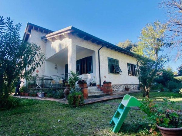 casa indipendente in vendita a Massa in zona Marina di Massa