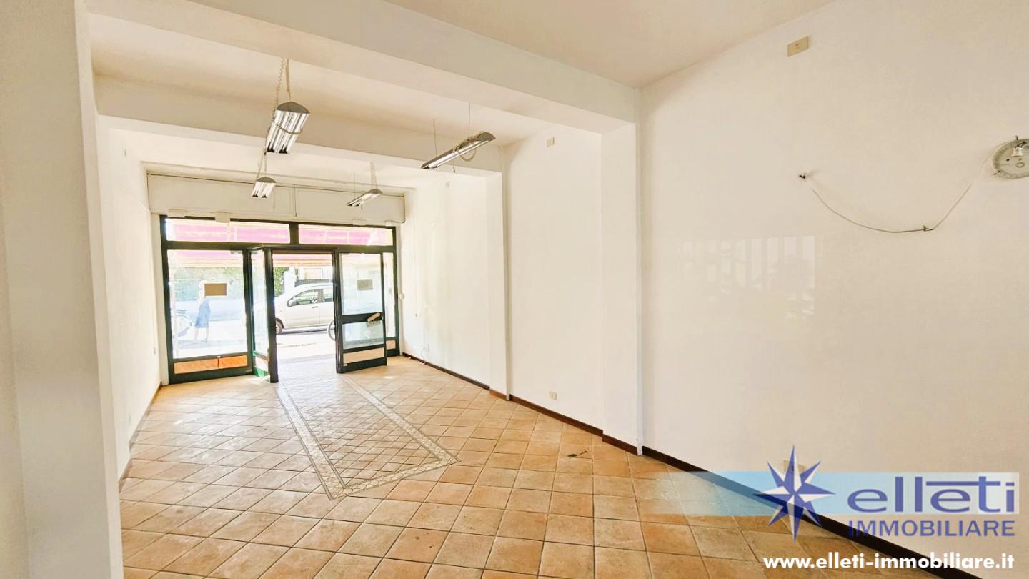 locale commerciale in vendita a Massa in zona Marina di Massa