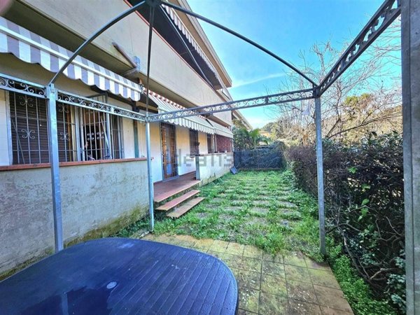 appartamento in vendita a Massa in zona Marina dei Ronchi