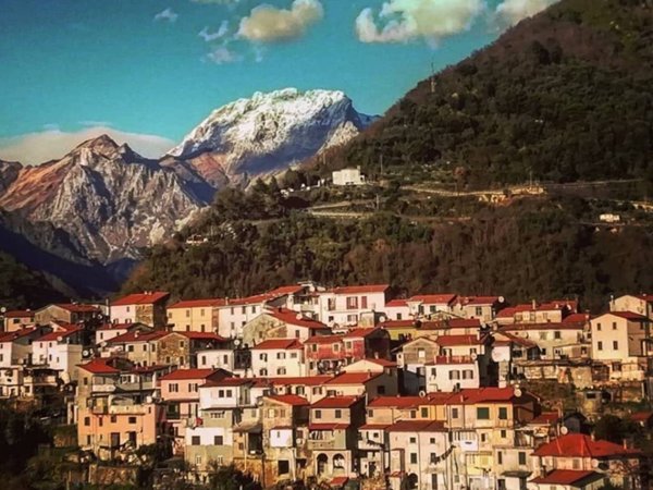 casa indipendente in vendita a Massa in zona Altagnana