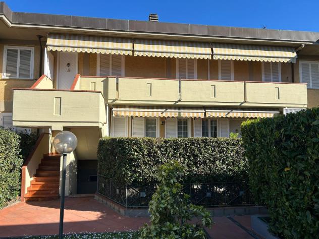 appartamento in vendita a Massa in zona Marina dei Ronchi