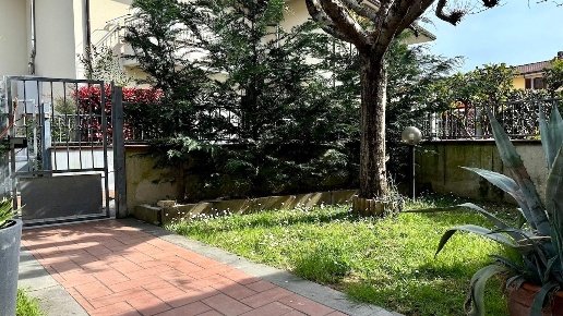 casa indipendente in vendita a Massa in zona Quercioli
