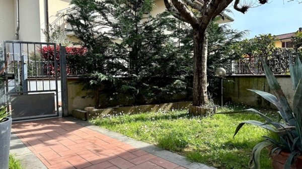 casa indipendente in vendita a Massa in zona Quercioli