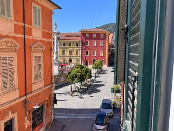 appartamento in vendita a Massa in zona Centro Storico