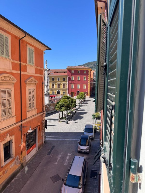 appartamento in vendita a Massa in zona Centro Storico