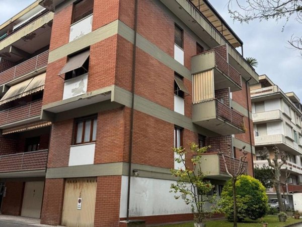 appartamento in vendita a Massa in zona Marina di Massa