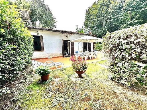 casa indipendente in vendita a Massa in zona Marina dei Ronchi