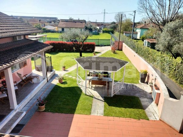 casa indipendente in vendita a Massa in zona Candia