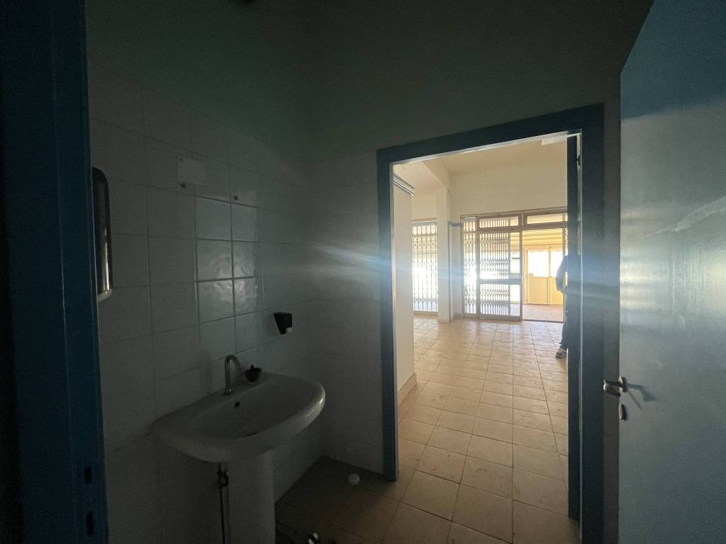 negozio in vendita a Massa in zona Marina dei Ronchi