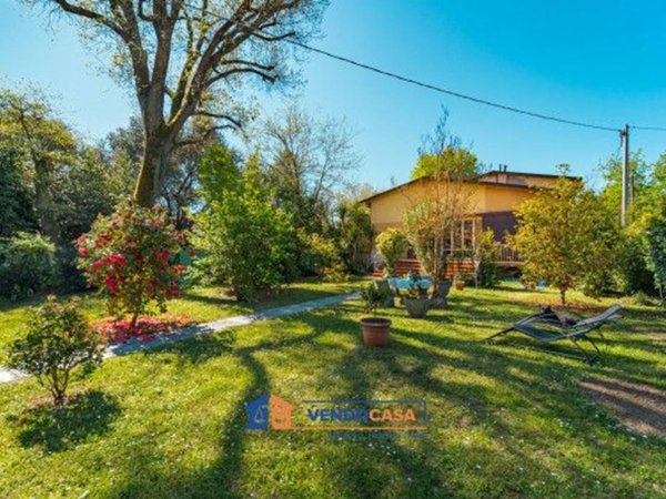 casa indipendente in vendita a Massa in zona Marina dei Ronchi