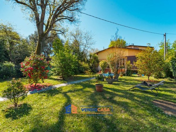 casa indipendente in vendita a Massa in zona Marina dei Ronchi
