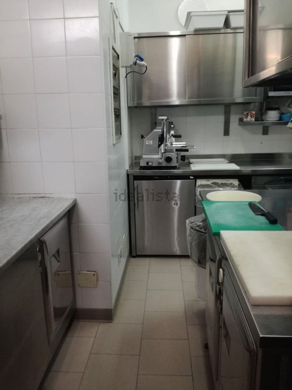 negozio in vendita a Massa in zona Marina di Massa