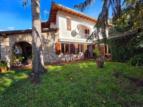 casa indipendente in vendita a Massa