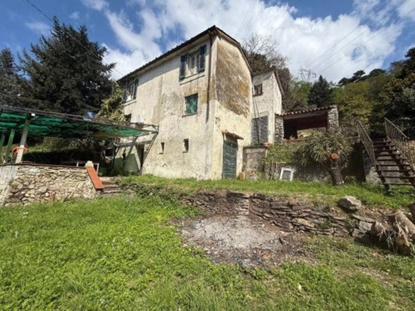 casa indipendente in vendita a Massa in zona Pariana