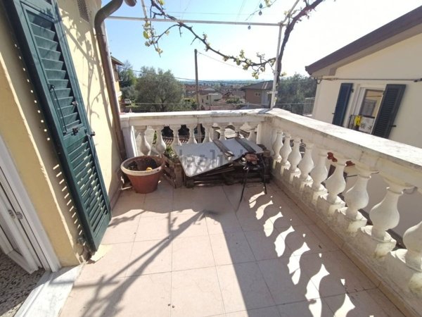 casa indipendente in vendita a Massa