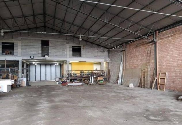 locale commerciale in vendita a Massa