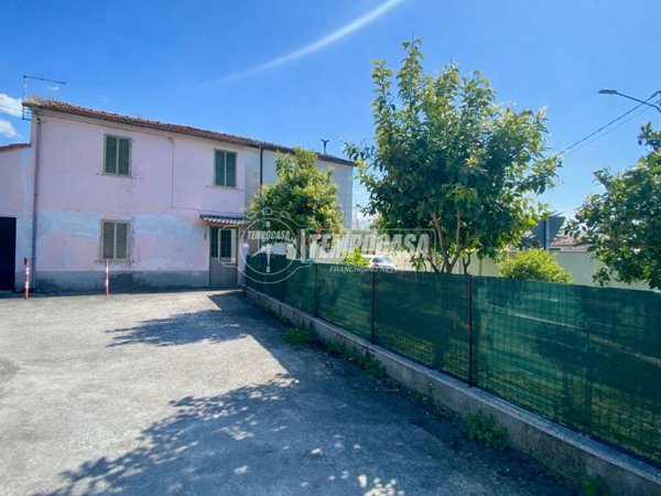 appartamento in vendita a Massa in zona Marina di Massa