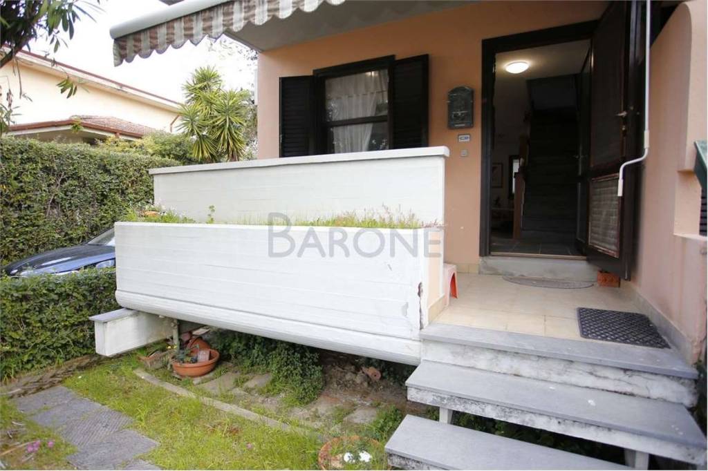 casa indipendente in vendita a Massa in zona Marina di Massa
