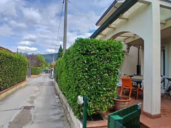 casa indipendente in vendita a Massa in zona Marina di Massa