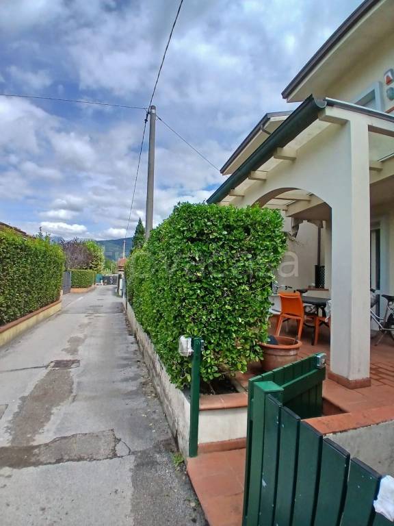 casa indipendente in vendita a Massa in zona Marina dei Ronchi