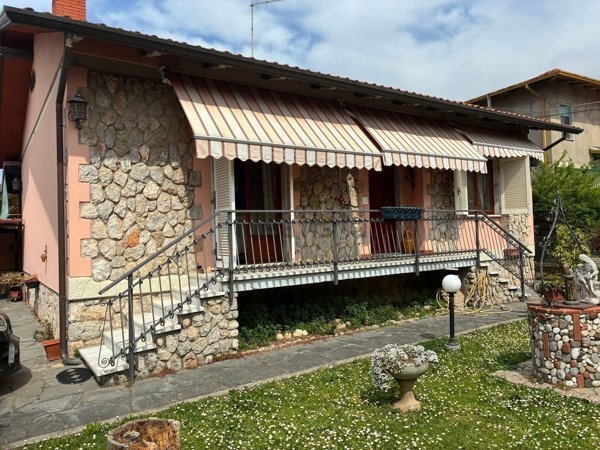 casa indipendente in vendita a Massa in zona Castagnola