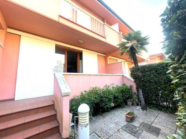 casa indipendente in vendita a Massa in zona Marina dei Ronchi