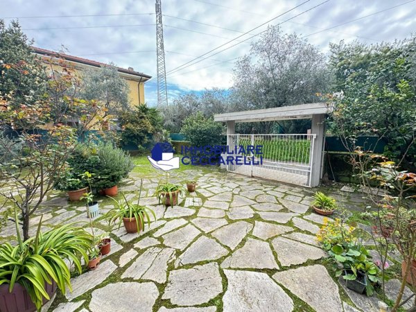 casa indipendente in vendita a Massa