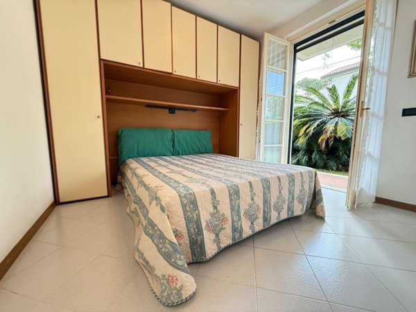 appartamento in vendita a Massa in zona Marina dei Ronchi