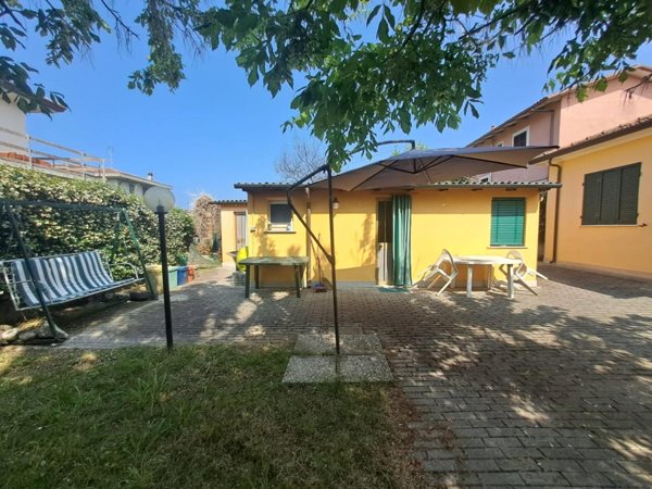 intera palazzina in vendita a Massa in zona Marina di Massa