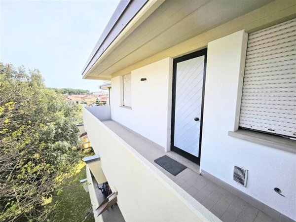 appartamento in vendita a Massa in zona Marina dei Ronchi