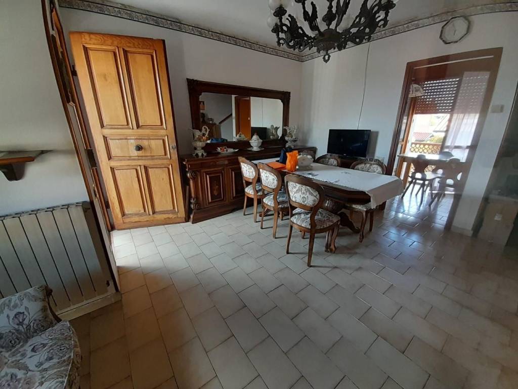 appartamento in vendita a Massa in zona Marina di Massa