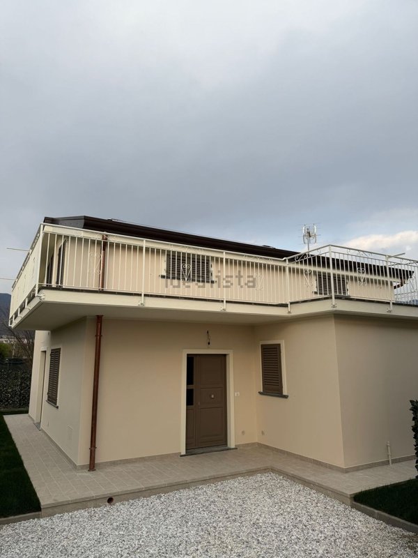 casa indipendente in vendita a Massa