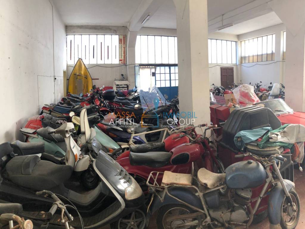 locale commerciale in vendita a Massa