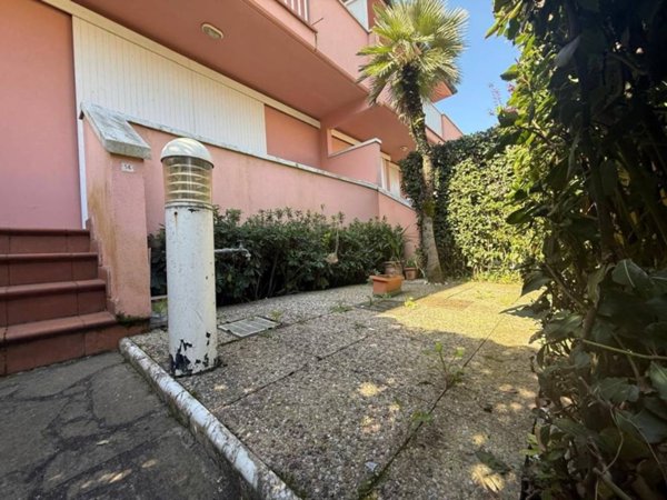 casa indipendente in vendita a Massa in zona Marina di Massa