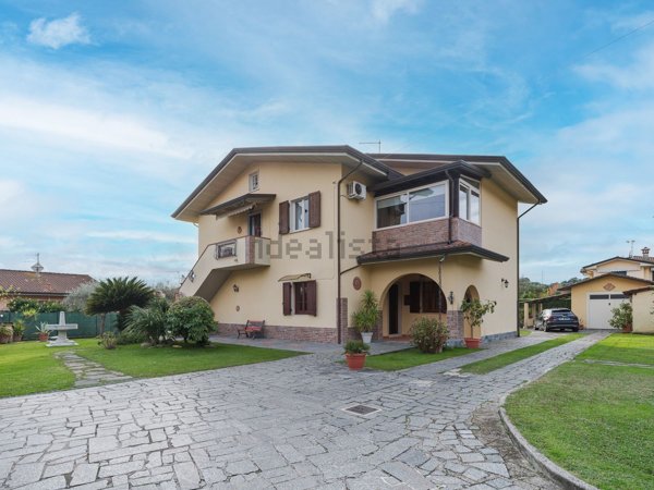 casa indipendente in vendita a Massa